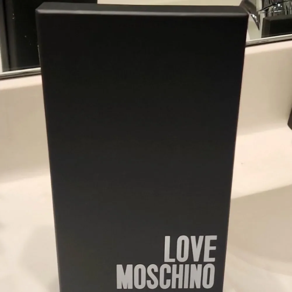 Love Moschino‎ Logo Heart Zip Around Wallet